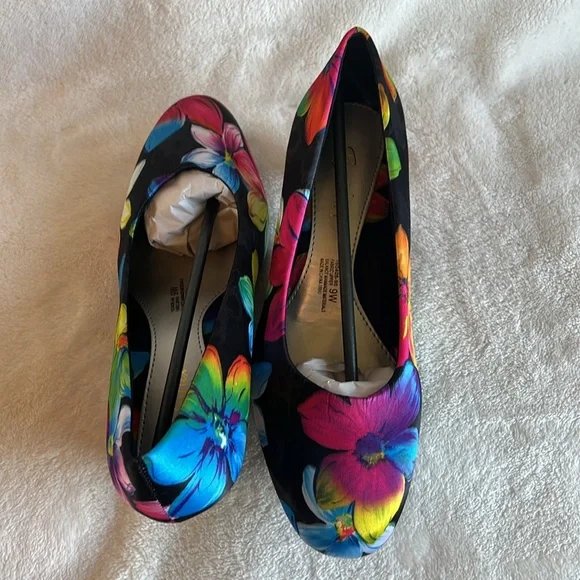 NWOT, 9 wide, Angel Flex Black Floral Closed , Round Toe Pumps Shoes. - Picture 12 of 14